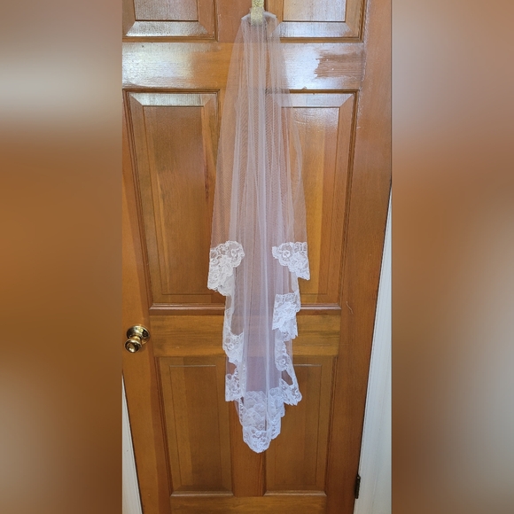 Hand-Made White Lace Veil (Hip-Length) - Picture 3 of 10